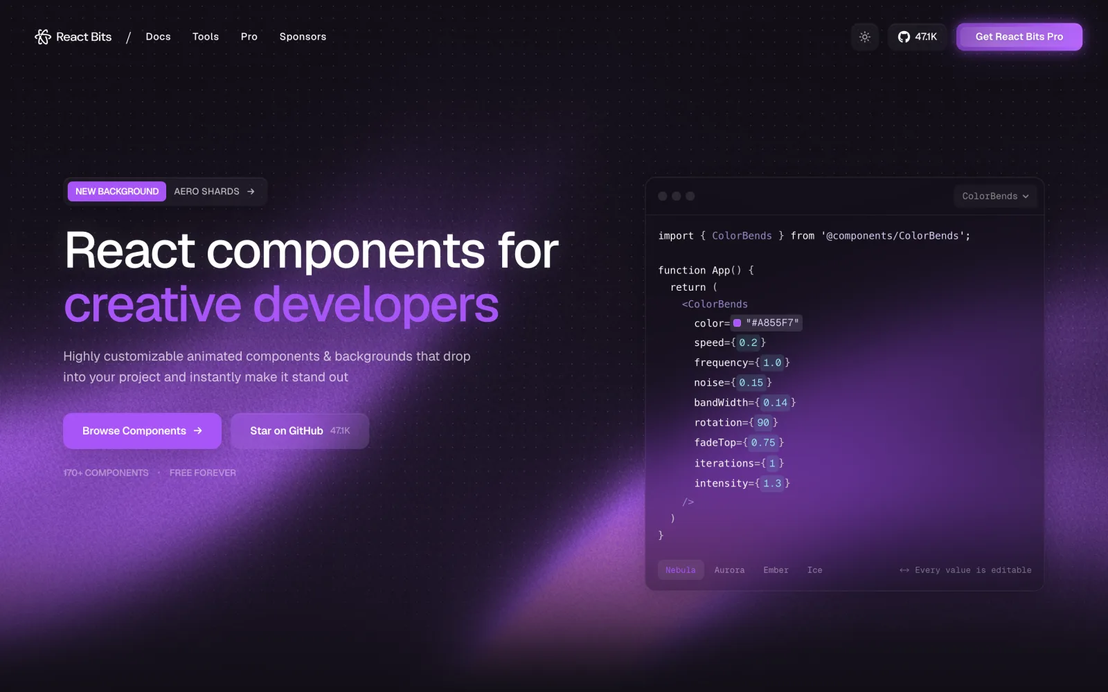 A hero do reactbits.dev em 10/09/2026. React components for creative developers. 170+ COMPONENTS, FREE FOREVER. Selo 47.1K. O preview do ColorBends à direita.